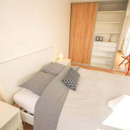 شقة Republique-nice And Bright Flat With Balcony *