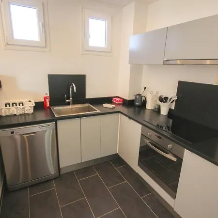 Republique-nice And Bright Flat With Balcony Apartment *