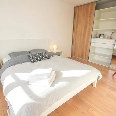 Republique-nice And Bright Flat With Balcony