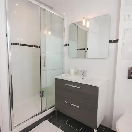 Republique-nice And Bright Flat With Balcony Apartment