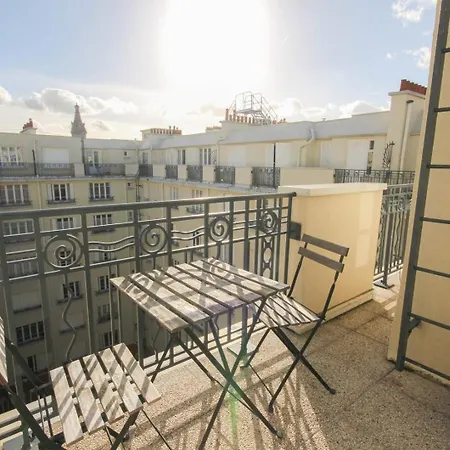 Republique-nice And Bright Flat With Balcony