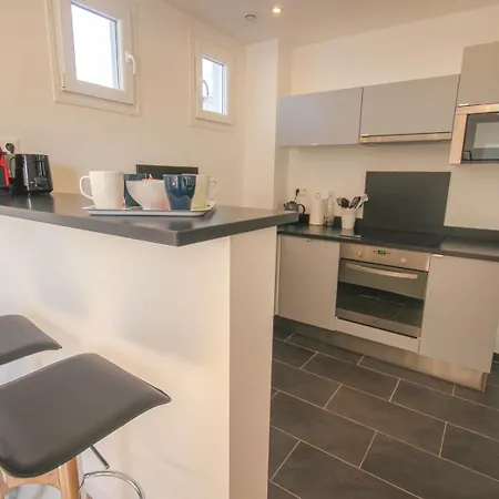 Apartman Republique-nice And Bright Flat With Balcony